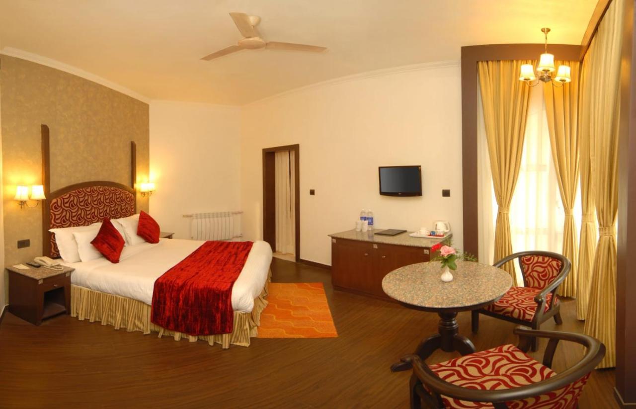 Hotel Arif Castle, Нейнитал Екстериор снимка